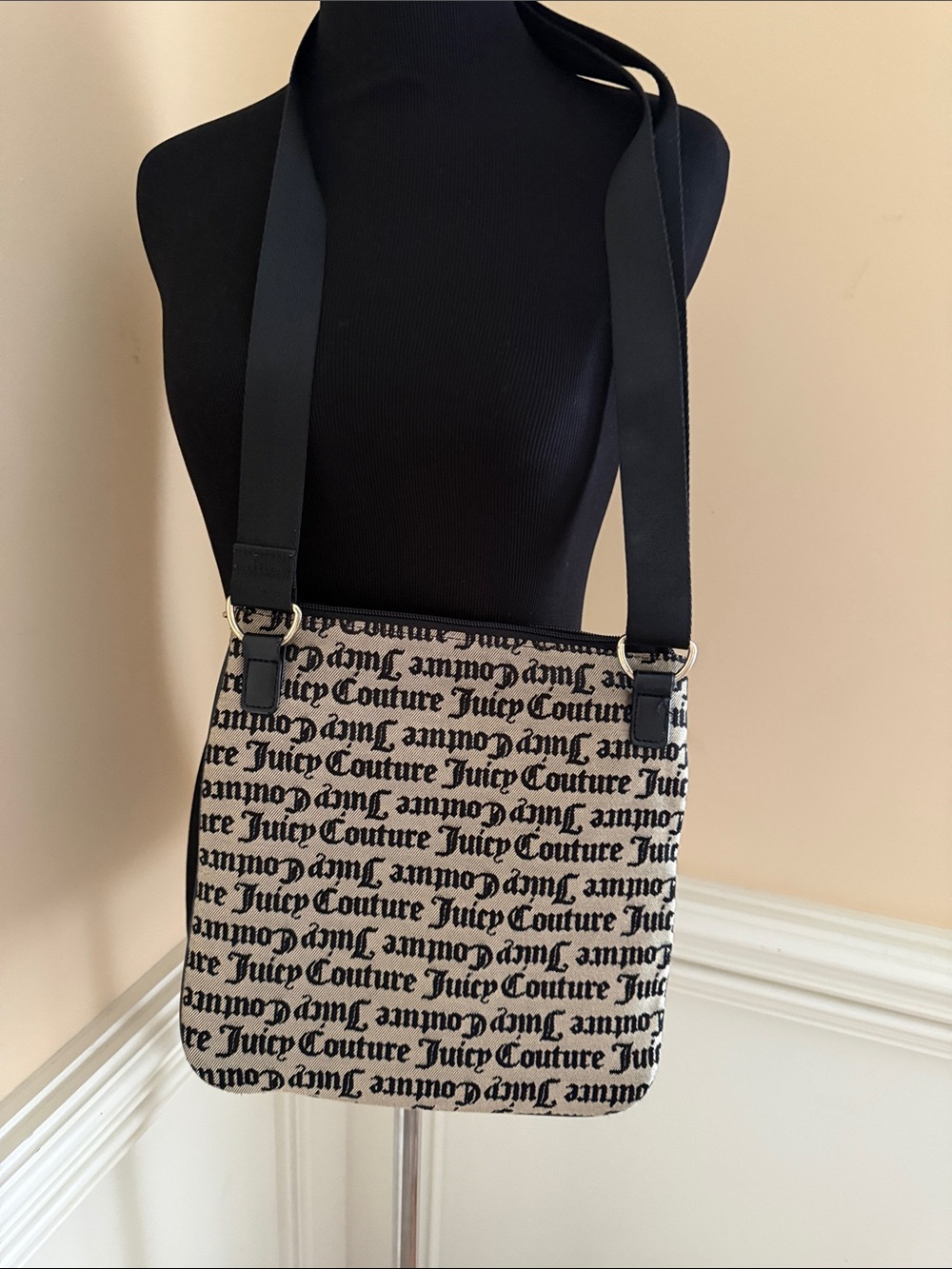 Juicy Couture Black & Cream Logo Crossbody Pouch - Picture 4 of 10